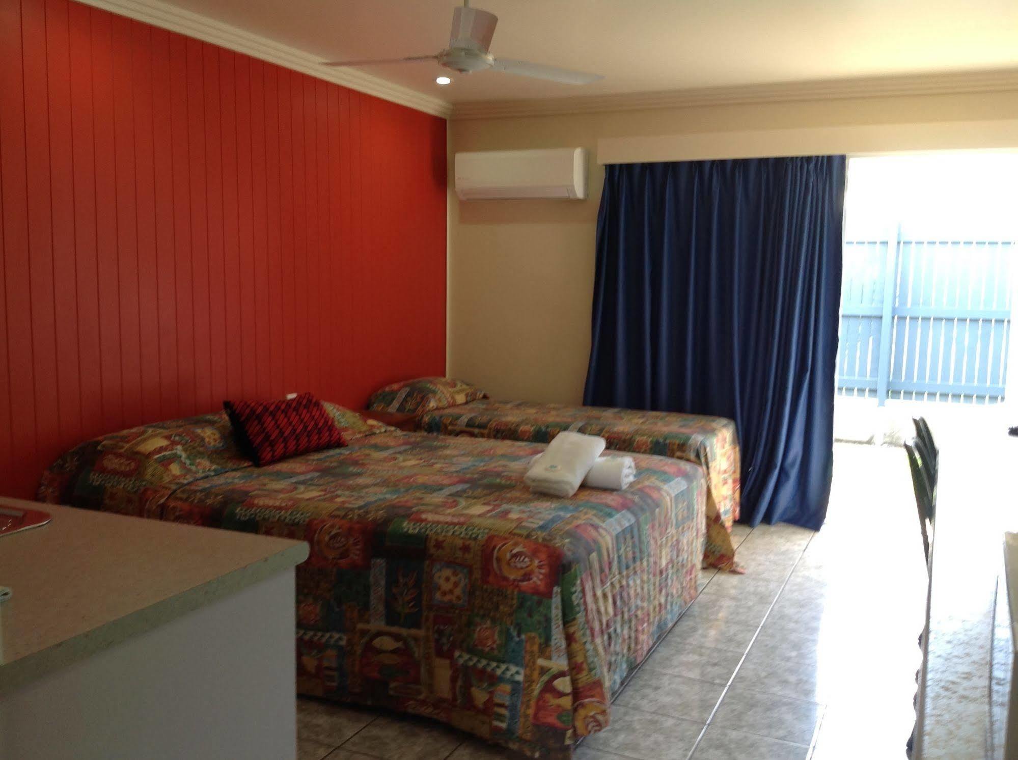 Emu Park Motel Екстер'єр фото